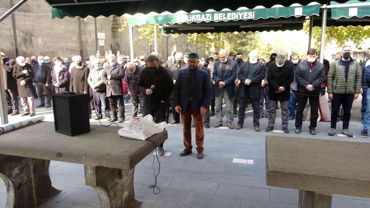 Sezai Karakoç için Kayseri\'de gıyabi cenaze namazı kılındı