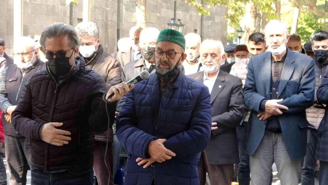Sezai Karakoç için Kayseri'de gıyabi cenaze namazı kılındı