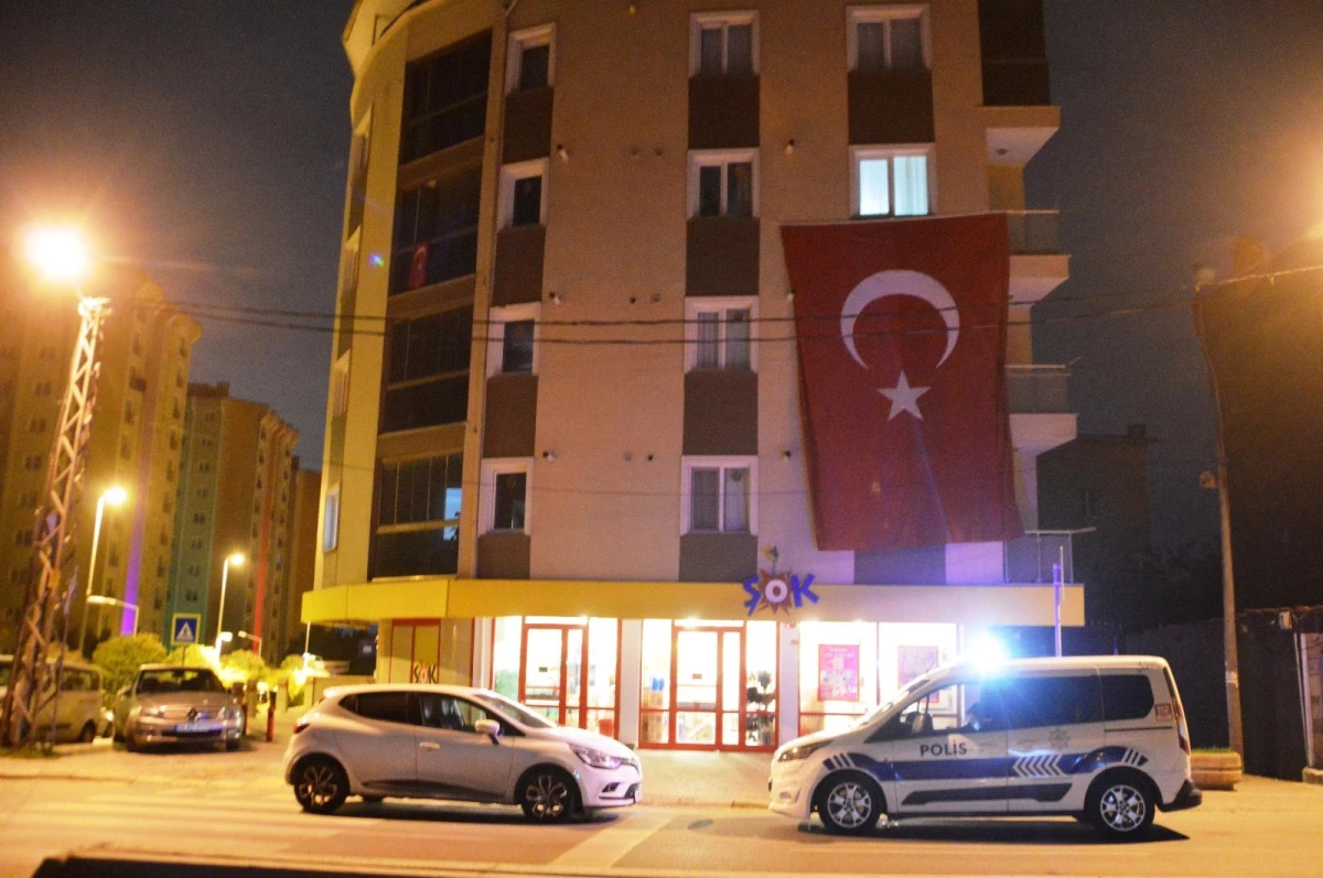 Son dakika... Şırnak\'ta şehit olan askerin İstanbul\'daki evine Türk bayrağı asıldı