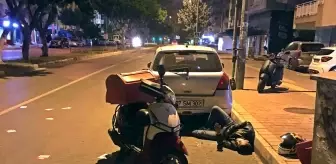 Tekeri patlayan motosiklet önce refüje ardından park halindeki otomobile çarptı...O anlar kamerada