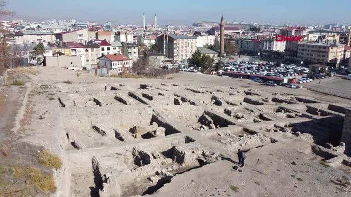 TİMUR SALDIRISINDA TAHRİP OLAN SİVAS KALESİ\'NİN İÇ SURLARI GÜN YÜZÜNE ÇIKARILACAK