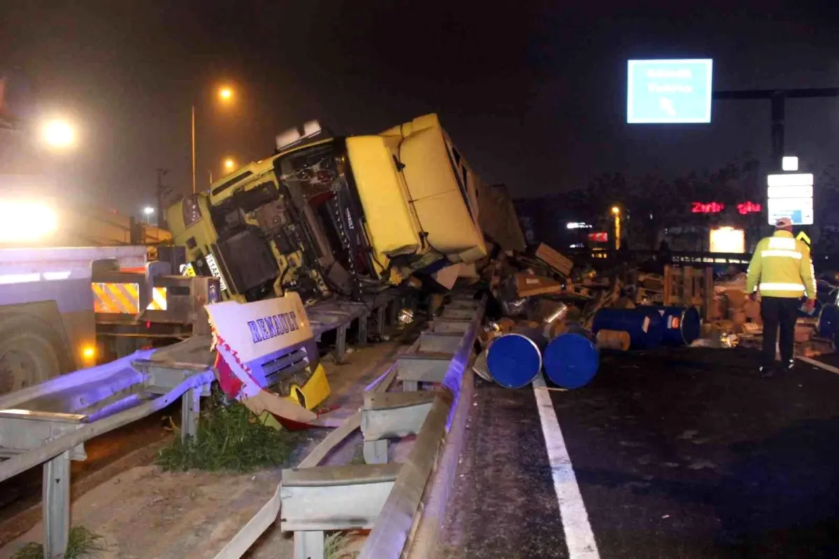 Tır bariyerlere çarptı, dorsede yüklü variller yola saçıldı