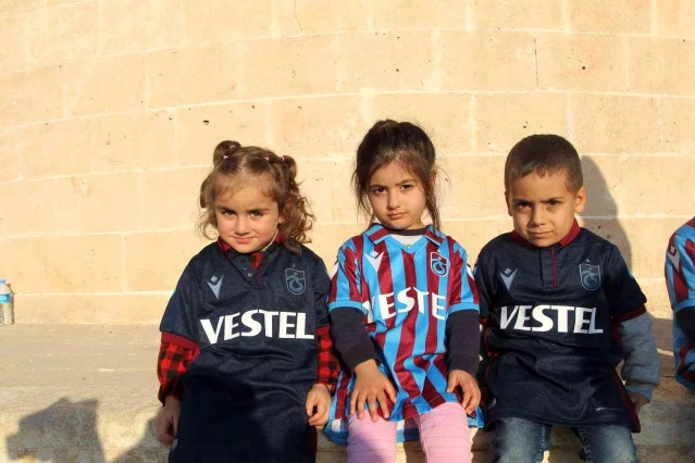 Son dakika haberleri! Trabzonspor, Batmanlı çocuklara 150 forma gönderdi