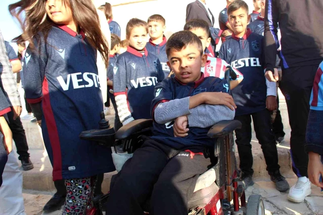 Son dakika haberleri! Trabzonspor, Batmanlı çocuklara 150 forma gönderdi