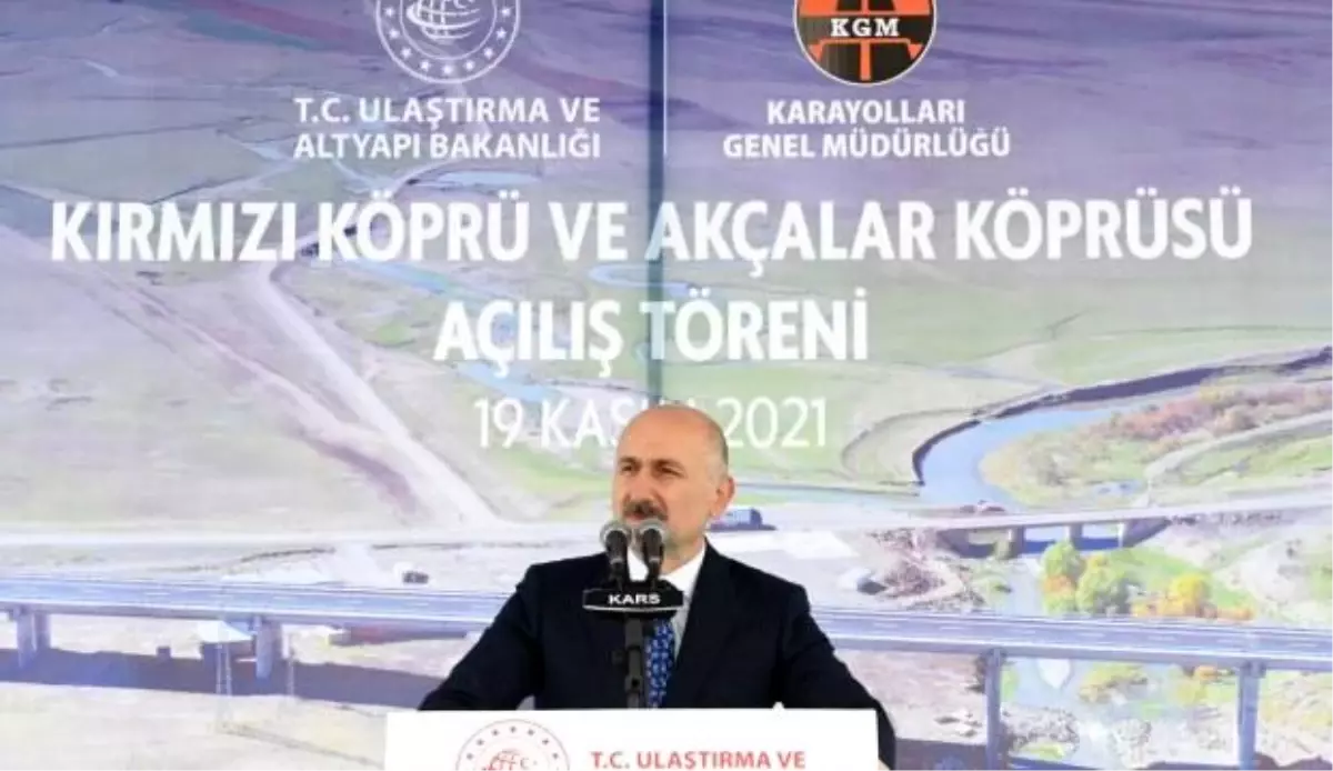 Son dakika haberi! Bakan Karaismailoğlu, Kars\'taki Kırmızı Köprü\'yü kullandığı otomobille geçti