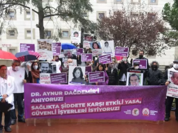 Üsküdar'da sağlık çalışanlarına şiddet protesto edildi