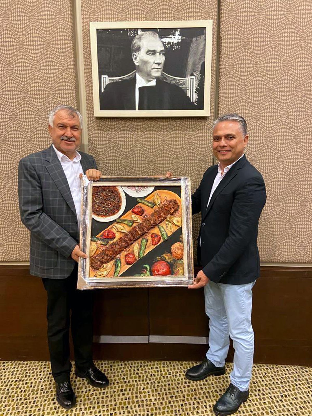 Uysal\'dan Adana Büyükşehir Belediye Başkanı Karalar\'a anlamlı hediye