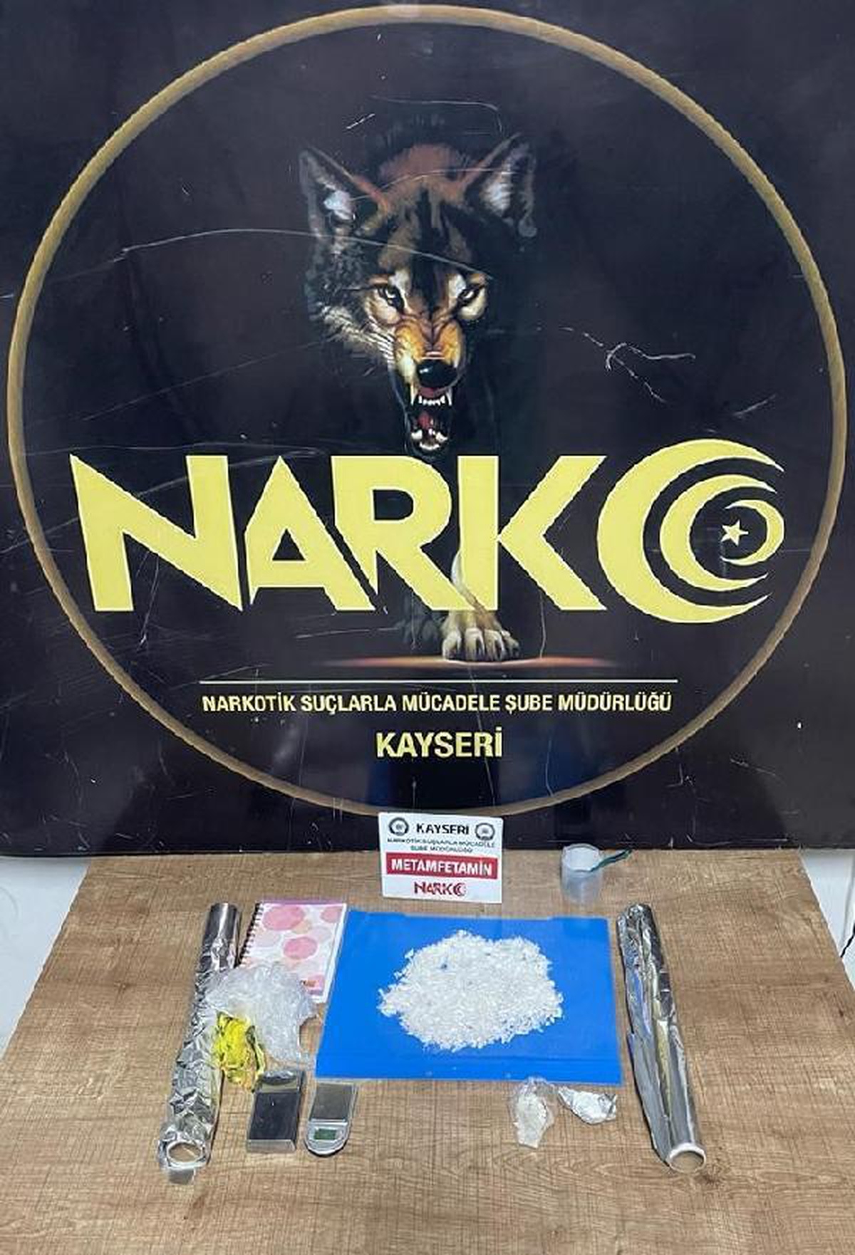 Uyuşturucu sattıkları otomobilde yakalandılar