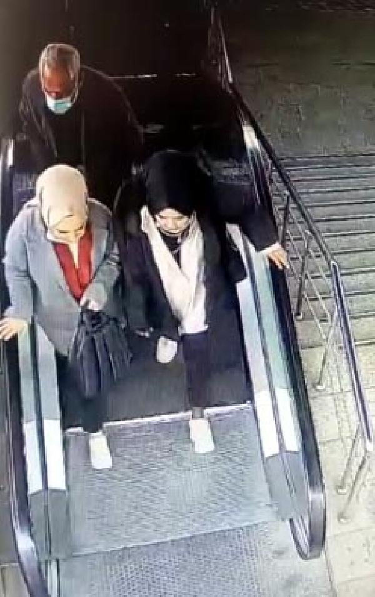 Yürüyen merdivende, mont cebinden telefon hırsızlığı kamerada