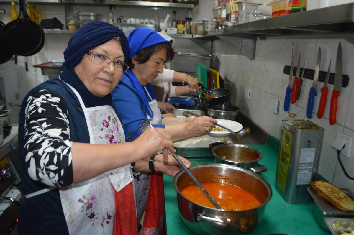 AFYONKARAHİSAR - Yöresel lezzetleri aşçılara "anne eli" ile öğretiliyor