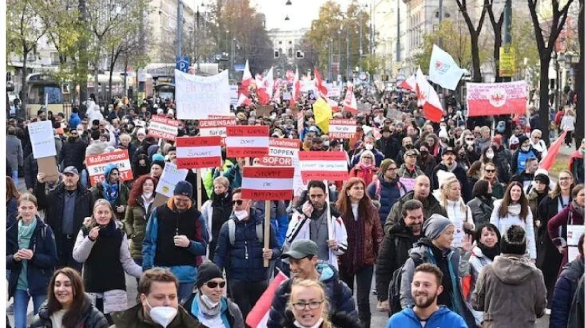Avusturya\'da Nazi sembollü kapanma protestosu