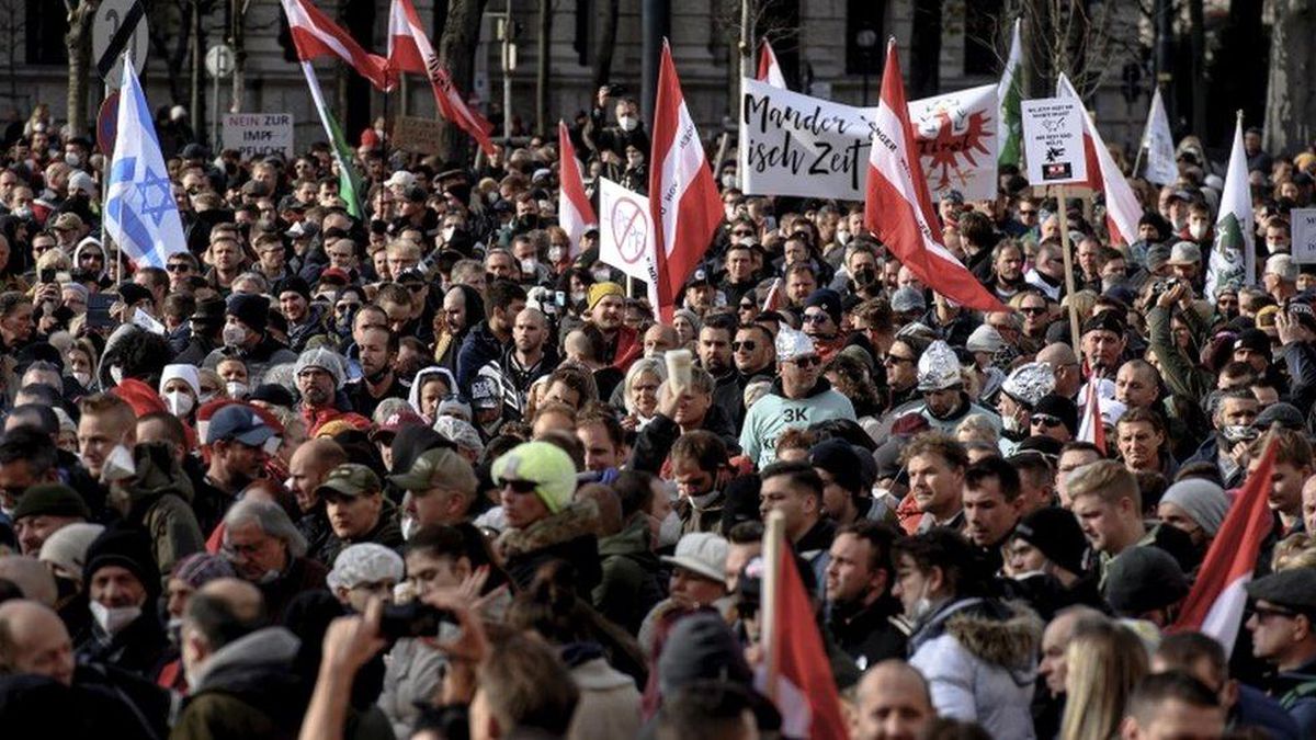 Avusturya\'da tam kapanmadan önce koronavirüs önlemleri karşıtı protestoya on binler katıldı