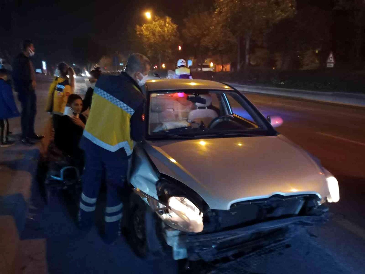 Aydın\'da kontrolden çıkan otomobil refüje çarptı