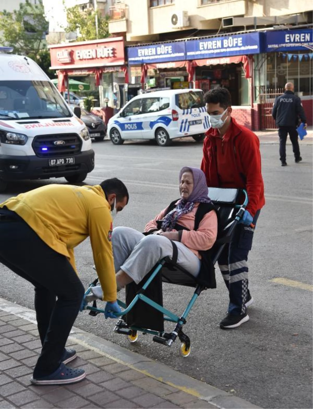 Son dakika haberi... Bacağı kırılınca 7\'nci kattaki evinde mahsur kalan kadına kurtarma operasyonu