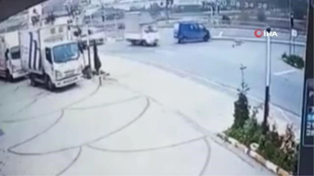 Son dakika haber: Bahçeşehir\'de 2 minibüs çarpıştı: 1 kişinin yaralandığı kaza anı kamerada
