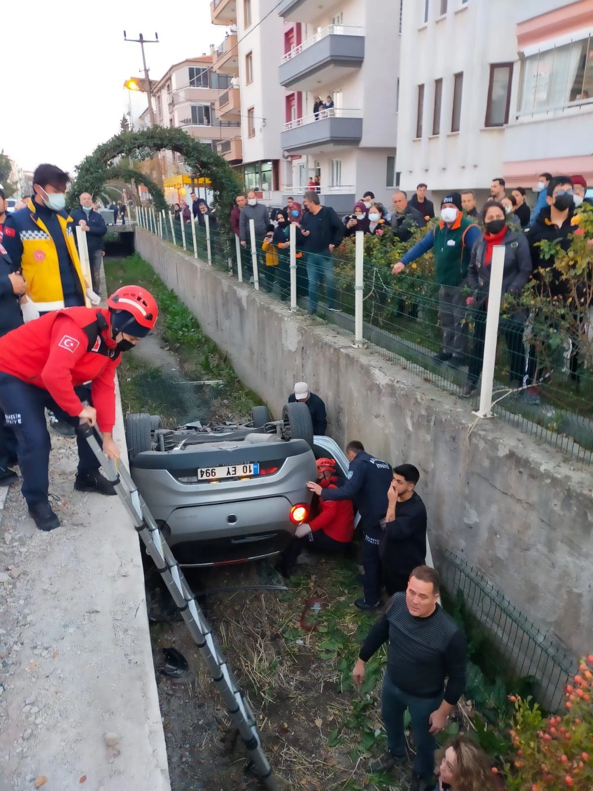 Balıkesir\'de su kanalına devrilen otomobildeki 3 kişi yaralandı