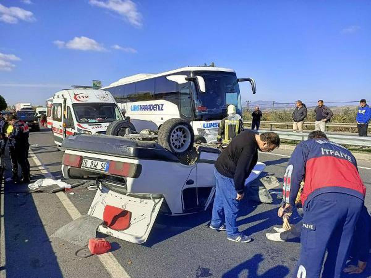 Bariyere çarpıp takla atan otomobildeki genç çifti ölüm ayırdı