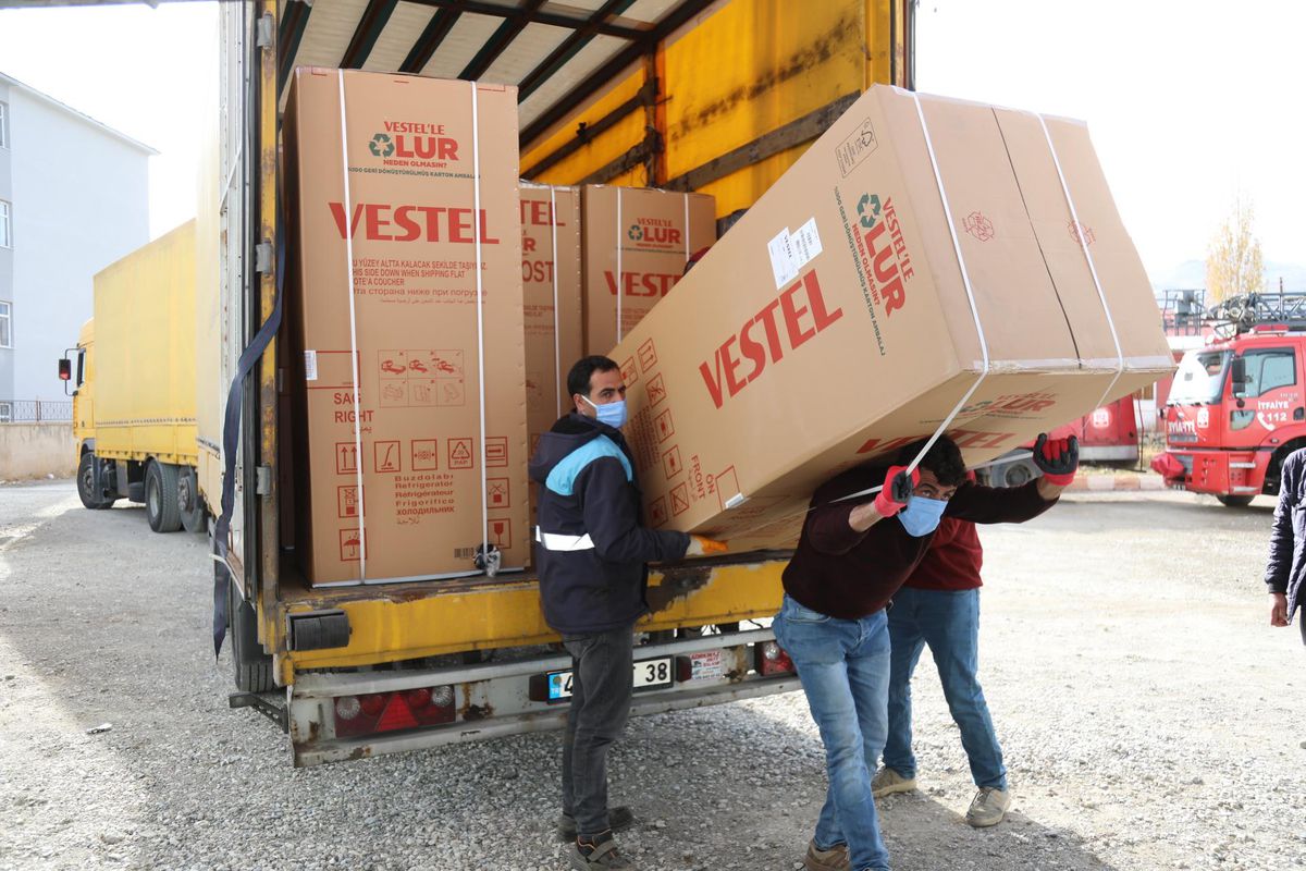Başkale\'de selden etkilenen 29 aileye yardım yapıldı