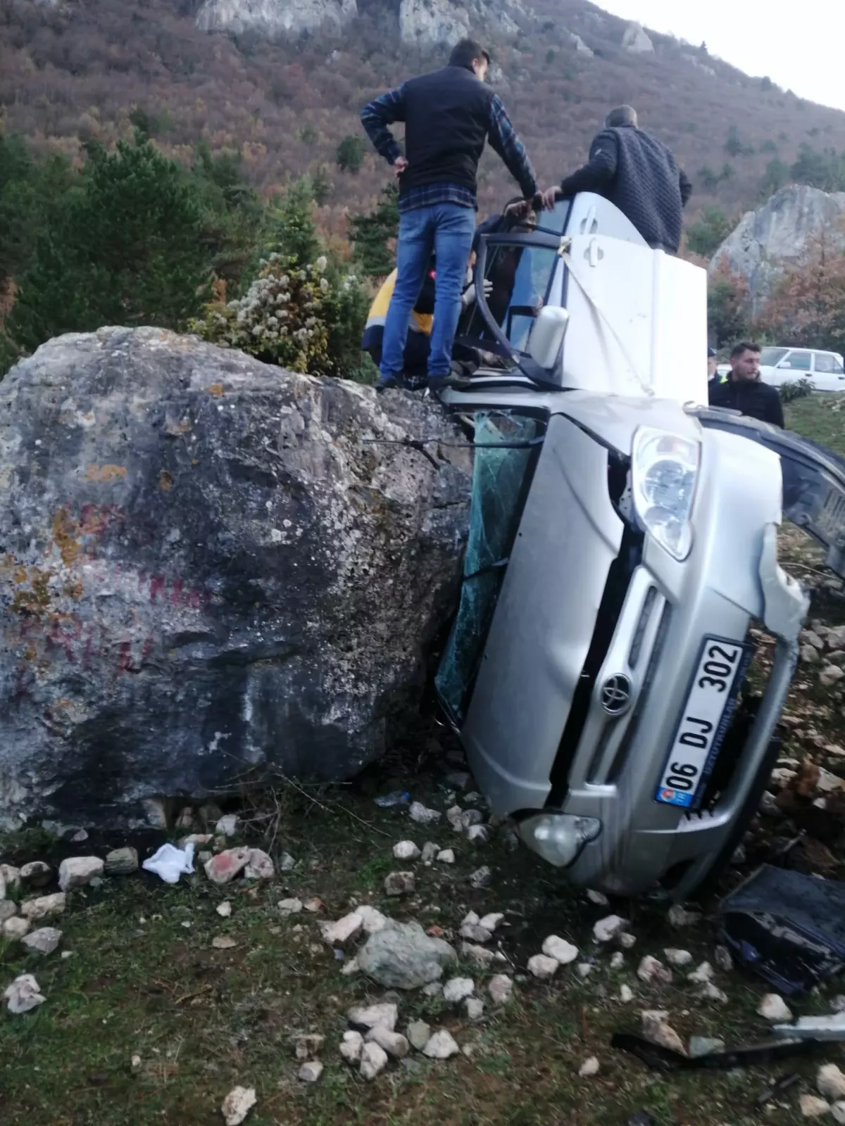 Son dakika haberleri... Bilecik\'te şarampole devrilen otomobildeki 1 kişi öldü