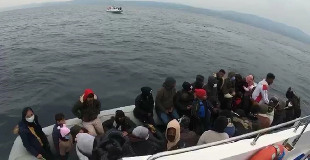 Çanakkale\'de Türk kara sularına itilen 40 düzensiz göçmen kurtarıldı