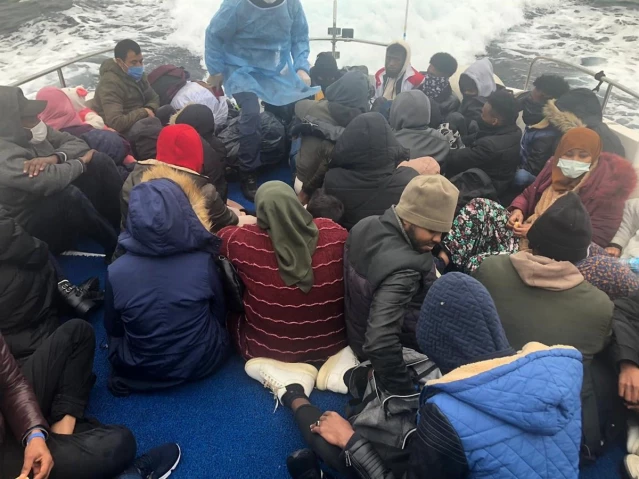 Çanakkale'de Türk kara sularına itilen 40 düzensiz göçmen kurtarıldı