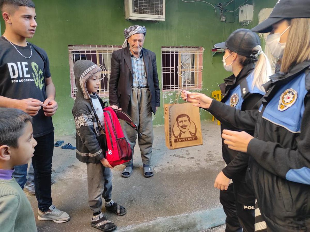 Son dakika haberleri! Cizre\'de polis okula devam etmeyen öğrencileri ikna için evlerinde ziyaret etti