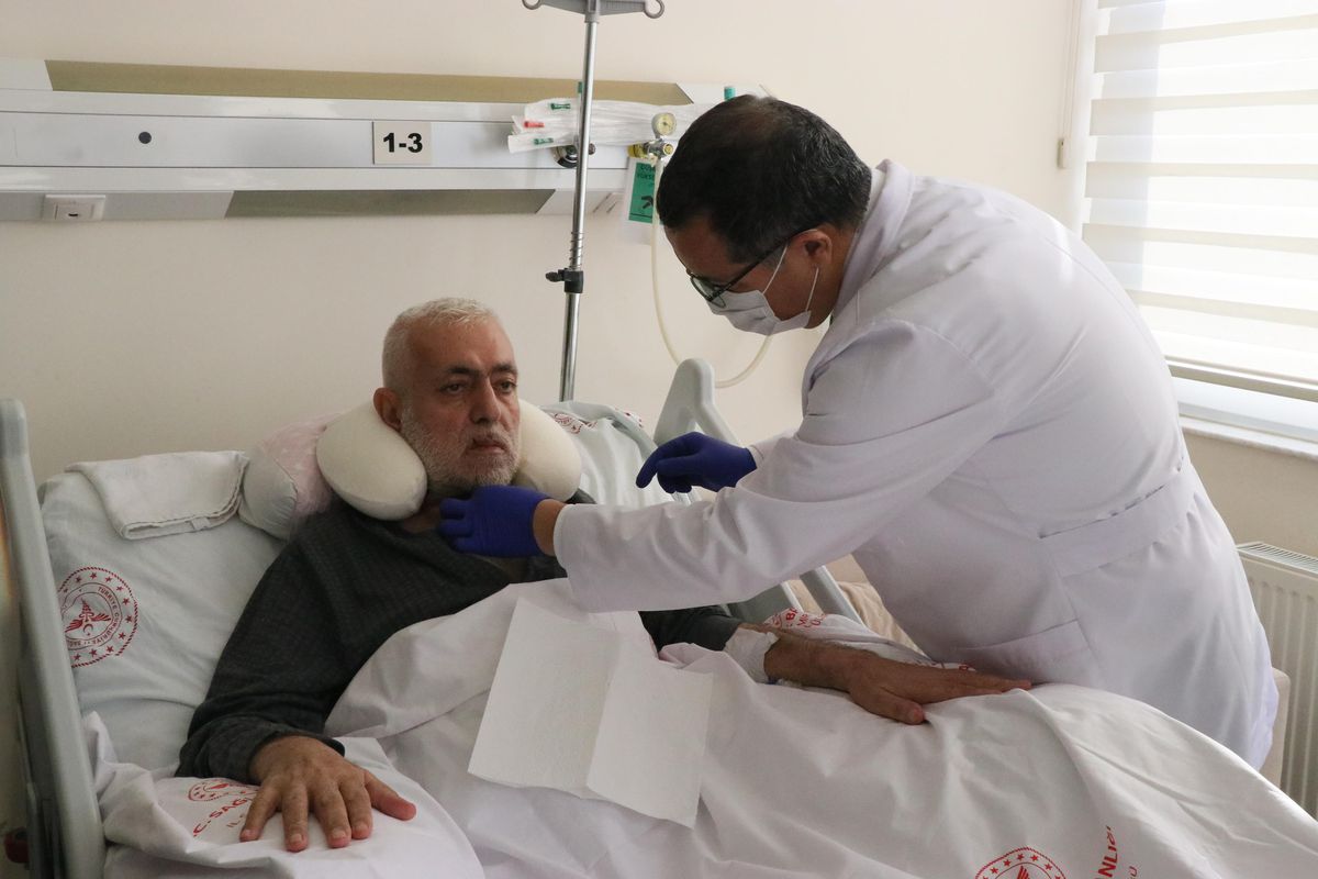Daralan soluk borusu onarılan hasta günler sonra rahat nefes aldı