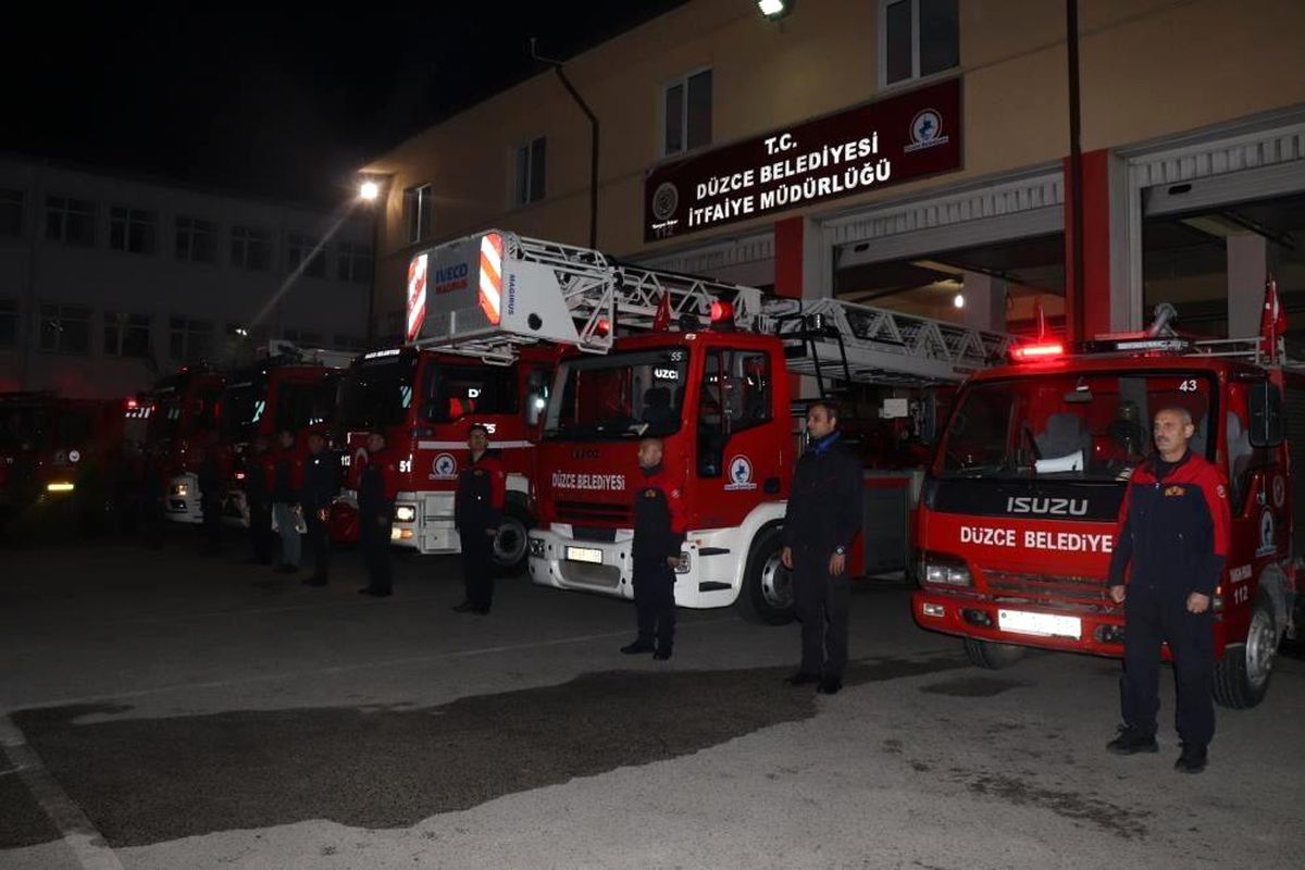 Deprem anında evinden bir anda çıkanların yardımına itfaiye koştu