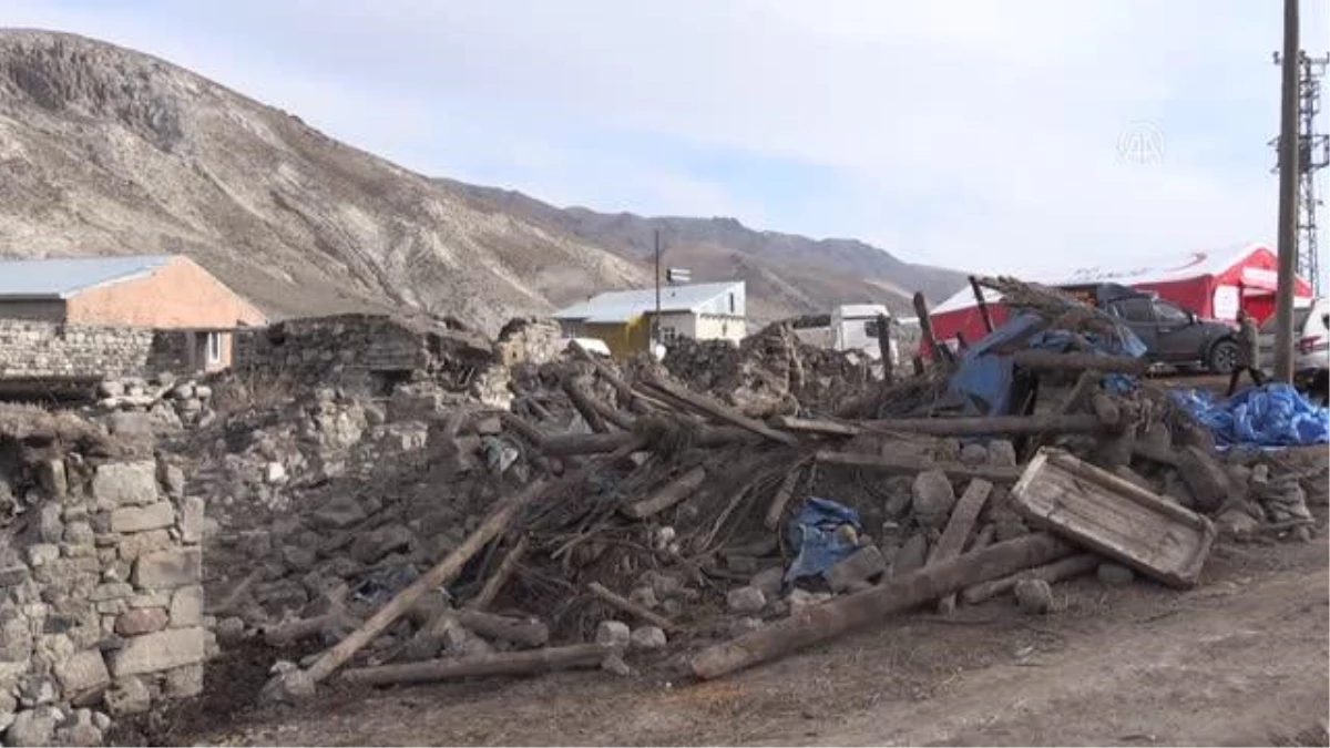 Depremde evleri hasar görenler geceyi sıcak çadırlarda geçirdi