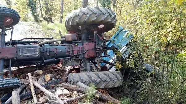 Devrilen traktörün altında kalan baba ve oğlu yaşamını yitirdi