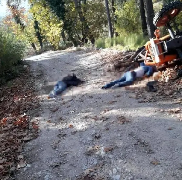 Traktör devrildi: Baba ve oğul aynı anda yaşamını yitirdi