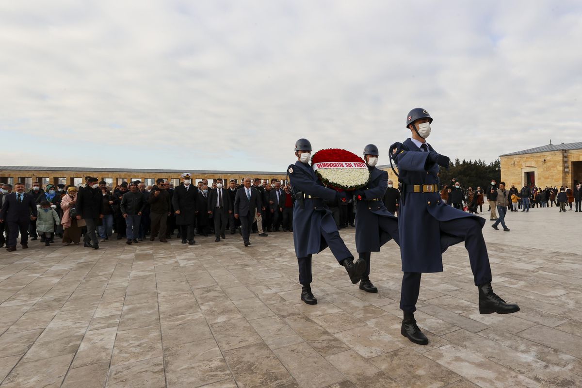 DSP Genel Başkanı Aksakal, partisinin kuruluşunun 36\'ncı yılı dolayısıyla Anıtkabir\'i ziyaret etti