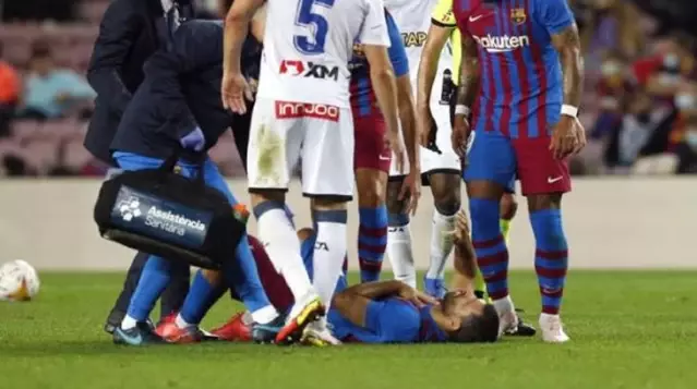 Kalp rahatsızlığı yaşayan Barcelona'nın yıldız golcüsü Agüero futbolu bırakıyor