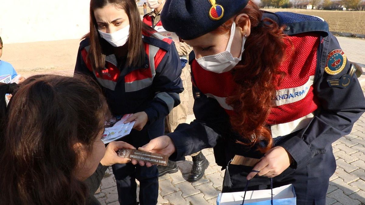 Son dakika haber: Elazığ\'da jandarma "Dünya Çocuk Hakları Günü"nde çocukların yüzünü güldürdü