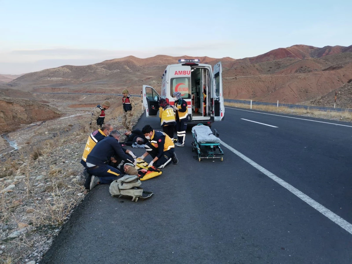 Erzurum\'da otomobilin şarampole devrilmesi sonucu iki kişi yaralandı