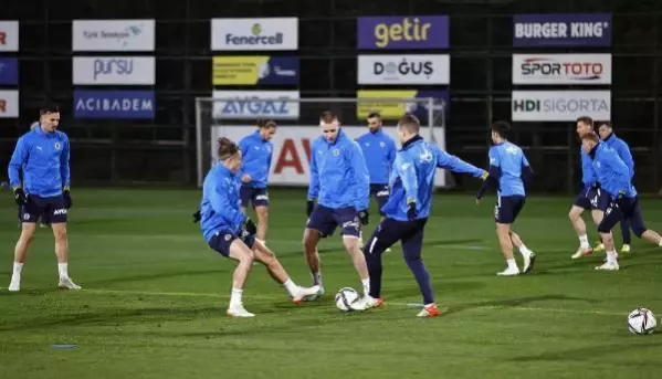 Fenerbahçe, Galatasaray derbisinin hazırlıklarını tamamlayarak kampa girdi