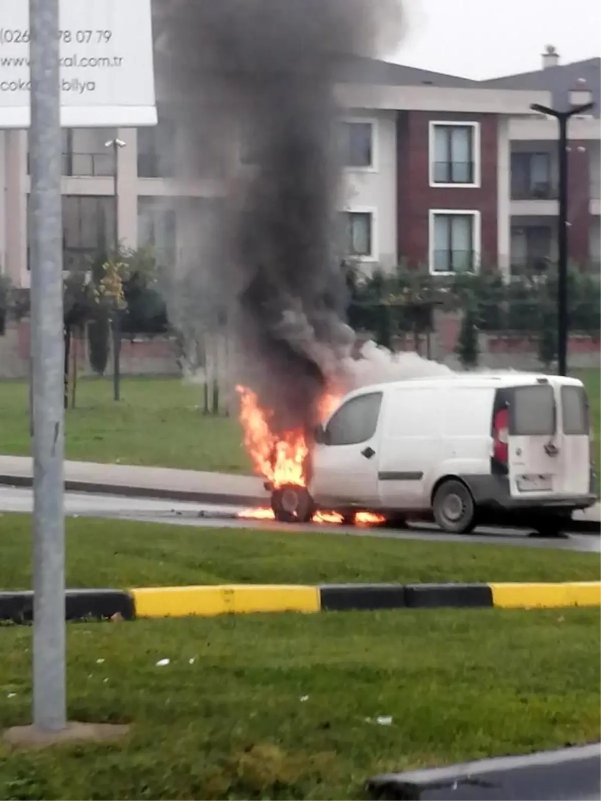 Hafif ticari araç alev topuna döndü