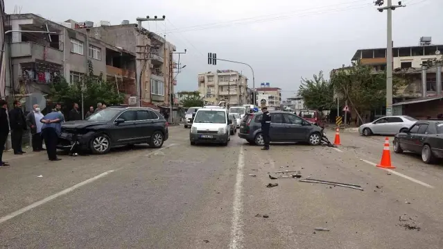 Hatay'da iki otomobil çarpıştı: 4 yaralı Hatay'da iki otomobil çarpıştı: 4 yaralı