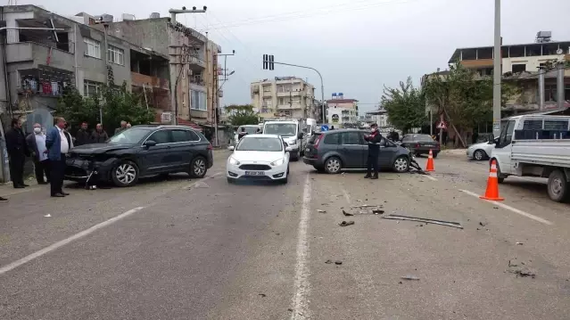 Hatay'da iki otomobil çarpıştı: 4 yaralı