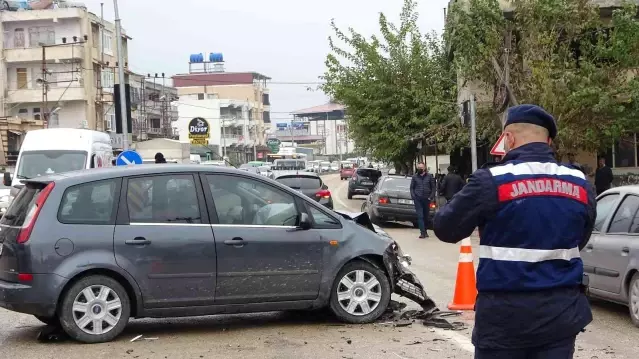 Hatay'da iki otomobil çarpıştı: 4 yaralı