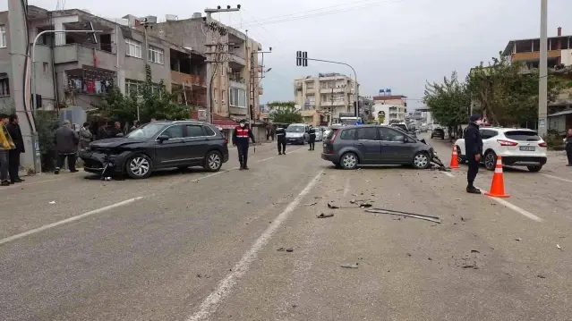 Hatay'da iki otomobil çarpıştı: 4 yaralı