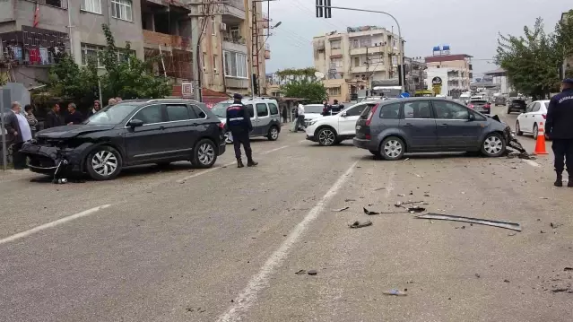 Hatay'da iki otomobil çarpıştı: 4 yaralı