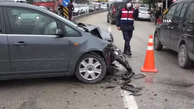 Hatay'da iki otomobil çarpıştı: 4 yaralı