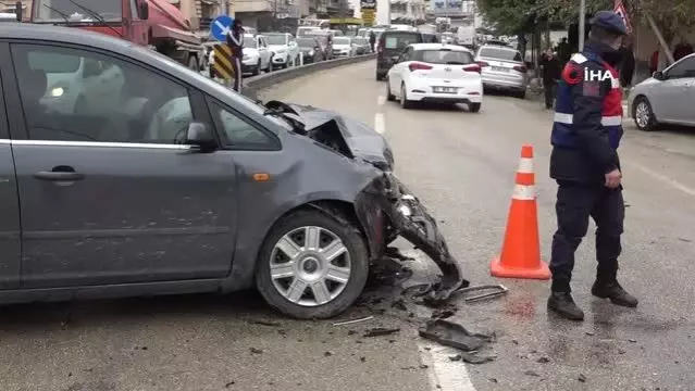 Hatay'da iki otomobil çarpıştı: 4 yaralı