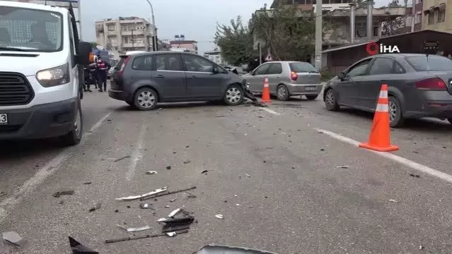 Hatay'da iki otomobil çarpıştı: 4 yaralı