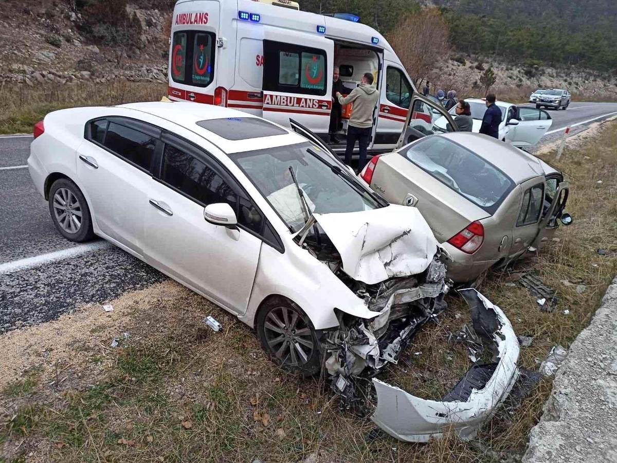 İki otomobil kafa kafaya çarpıştı: 5 yaralı