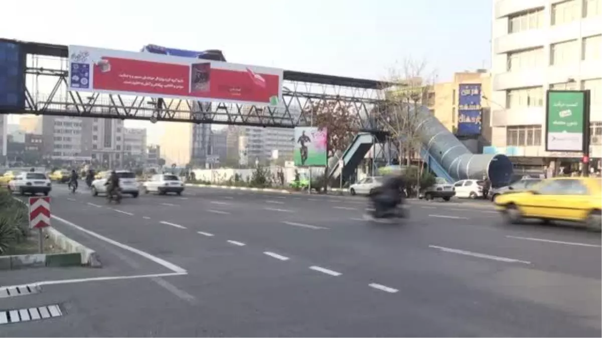 İran'da cinsiyet tartışmalarıyla gündem olan Koudaei'nin posterleri Tahran meydanlarına asıldı