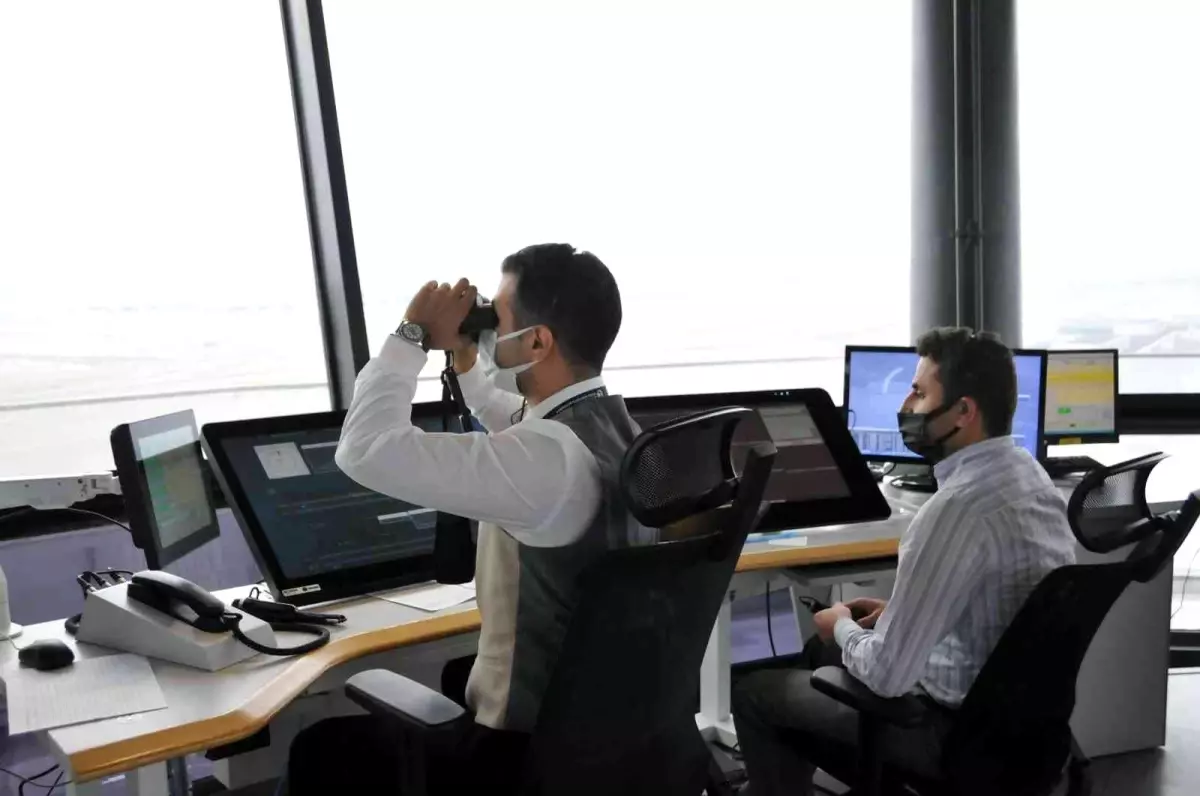 İstanbul Havalimanı'nda hava trafik kontrolörlerinin yoğun mesaisi