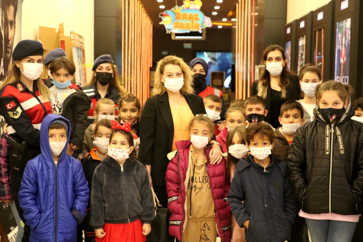 Son dakika haberi: Jandarma abi ve ablalarıyla birlikte sinema keyfi yaşadı