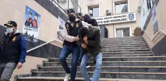 Kapıyı taş ve tekmeyle kırarak içeri giren hırsızlar kamerada